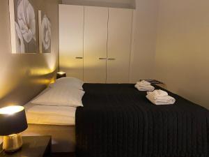 a bedroom with a bed with towels on it at Gella Munkkisaarenkatu 2 in Helsinki