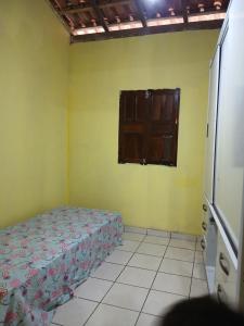 a bedroom with a bed and a window at Férias da Hora in Prado