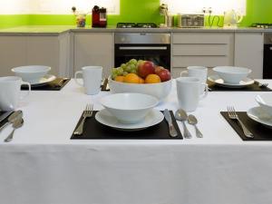 a kitchen with a bowl of fruit on a table at Blue Star House in Portsmouth