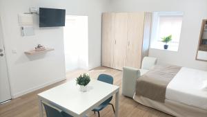 a hotel room with a bed and a table and a table sidx sidx at Casa Senderos del Norte in Sauzal