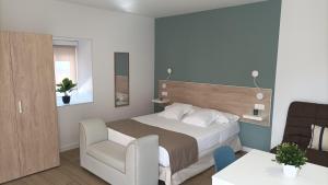 a hotel room with a bed and a chair at Casa Senderos del Norte in Sauzal