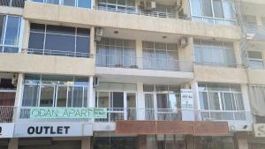 ein Mehrfamilienhaus mit einem Schild, auf dem „Stadtwohnung“ steht in der Unterkunft Odan Apart in Beirut + 28 Fotos
