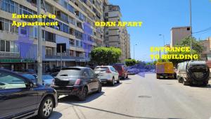 eine Gruppe von Autos, die am Straßenrand geparkt sind in der Unterkunft Odan Apart in Beirut
