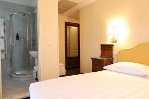 a bedroom with a shower and a bed and a bathroom at Hotel Ristorante Ca' Nova in Marghera