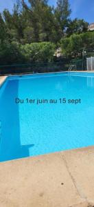 a sign on the side of a blue swimming pool at Le Lodge de Bandol avec accès piscine in Bandol +8 photos