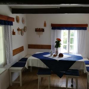a room with a table and two chairs and a window at Roubenka Vendryně in Vendryně