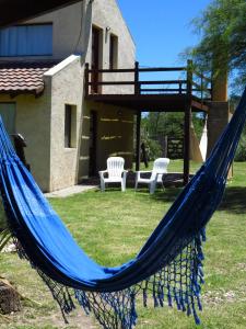 a hammock in the yard of a house at Búho Multiespacio in Villa Giardino