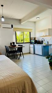 a kitchen and dining room with a table and a tableablish at Monoambiente Eldorado 1 in Eldorado