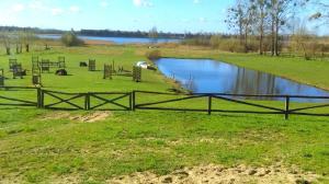Permandangan sungai dekat dengan penginapan di ladang +3 gambar