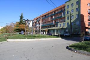 an empty street in front of an apartment building at APARTAMENTS Verkvebi in Gori