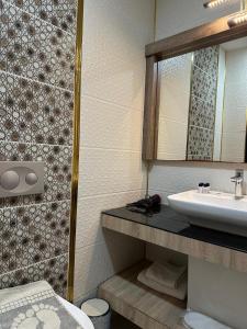 a bathroom with a sink and a mirror at İdil Haznedar Otel in İdil