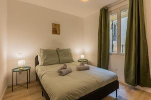 a bedroom with a bed with two pillows on it at Résidence Sébastopol - Appartements Hyper Centre - WiFi & Smart TV in Béziers