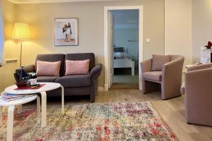 a living room with a couch and a table and chairs at Haus 25 in Oldsum in Oldsum