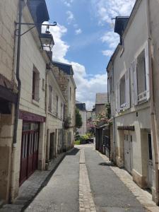 an empty street in an old town with buildings at Grand appart 2 chambres - Hyper centre - Calme in Chinon