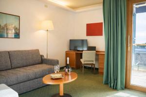 a living room with a couch and a table at Hotel Rialto in Grado
