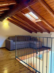 a cage with a couch in a room at Villa crotto Lake View in Perledo
