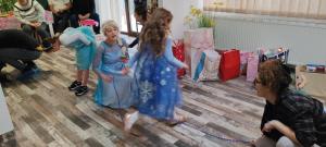 two little girls are playing in a room with gifts at Pensiunea Terra Serenity in Snagov