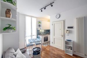 a living room with a couch and a kitchen at Vdoppia Apartment in San Giovanni in Persiceto
