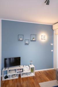 a living room with a blue wall at Vdoppia Apartment in San Giovanni in Persiceto