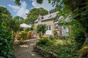 a brick house with a table and chairs in the yard at Coach House in Pembroke