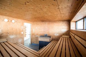 uma sauna com um fogão numa sala de madeira em Wellnesshotel Mein Almhof Superior em Nauders