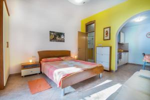 Posteľ alebo postele v izbe v ubytovaní Apartments Luci and Kety