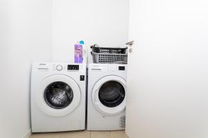 two washing machines and a washer and dryer in a room at GuestReady - Passal Guesthouse in Ponta Delgada +7 photos