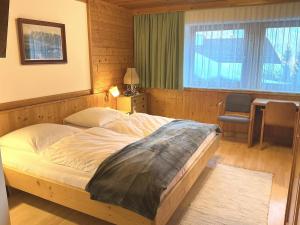 a bedroom with a large bed in a room at Haus Martin Appartement Eichhörnchen in Ramsau am Dachstein