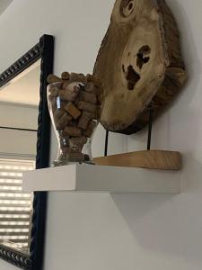 a mirror on a wall with a skull on a shelf at Coraçon di Mindel Apartment in Mindelo +1 photo