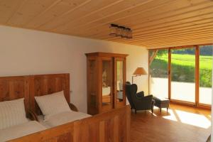 a bedroom with a bed and a desk and a chair at Chalet Schmuckkastal in Kollnburg