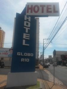 a hotel sign on the side of a street at Hotel Globo Rio in Sao Jose do Rio Preto