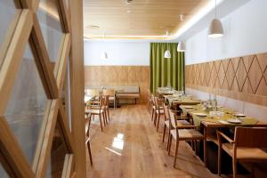 ein Esszimmer mit Holztischen und Stühlen in der Unterkunft Hotel Steiermarkhof Graz - von Herzen steirisch in Graz