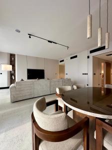 a living room with a table and chairs and a couch at شقق برج داماك جدة Damac Jeddah in Jeddah
