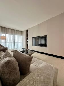 a living room with a couch and a tv at شقق برج داماك جدة Damac Jeddah in Jeddah