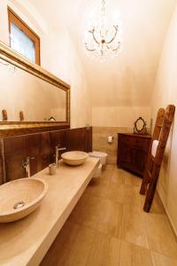 a bathroom with two sinks and a large mirror at La Dimora in Roe