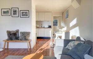 a living room with a couch and a kitchen at Klein Maar Fijn in Bergen