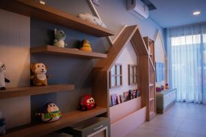 a childs room with wooden shelves and stuffed animals at Studio Completo Perto Hospital e Shopping in Tubarão +5 photos
