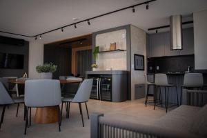 a kitchen and dining room with a table and chairs at Studio Completo Perto Hospital e Shopping in Tubarão