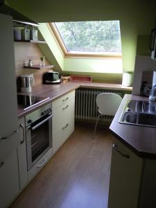 małą kuchnię ze zlewem i oknem w obiekcie Villa Daheim w mieście Bad Rothenfelde