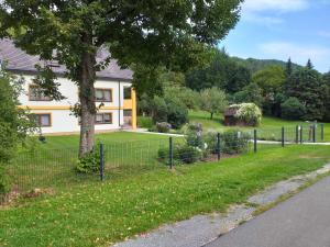 a fence in front of a house at Ferienwohnung Leicht in Heiligenstadt