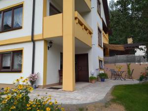 a house with a courtyard and a patio at Ferienwohnung Leicht in Heiligenstadt