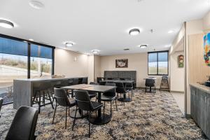 a dining room with tables and chairs and windows at Best Western Courtview Hotel in Springfield +53 photos