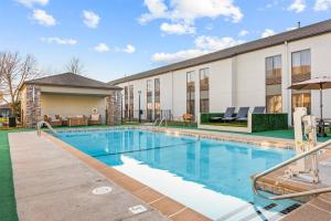 a swimming pool in front of a building at Best Western Courtview Hotel in Springfield