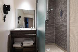 Ванная комната в Best Western Le Bristol +44 фотографии