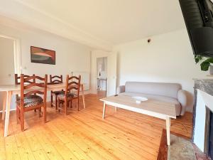 a living room with a couch and a table at L'Authentic - Appartement spacieux in Villeneuve-sur-Yonne