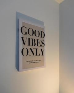a sign on a wall that reads good vibes only at Cranberry House Stylish 3BR, 7 Guests Contractor with Cinema Room Near JLR NEC and Airport in Sheldon