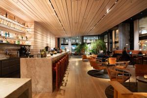 restauracja z barem i ludźmi siedzącymi przy stolikach w obiekcie Nordic Light Hotel w Sztokholmie