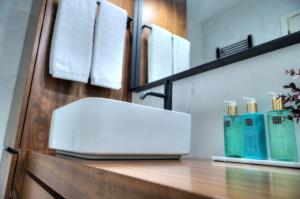 a laptop computer sitting on top of a counter at Mouzinho50 - Elegant Apartment in Póvoa de Varzim +34 photos