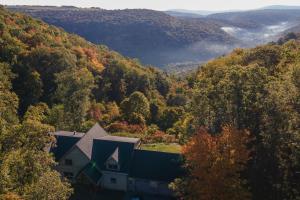 an aerial view of a house in the middle of a forest at Mountain Paradise by Railey Vacations in Friendsville