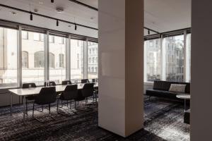 sala konferencyjna z długim stołem i krzesłami w obiekcie Nordic Light Hotel w Sztokholmie